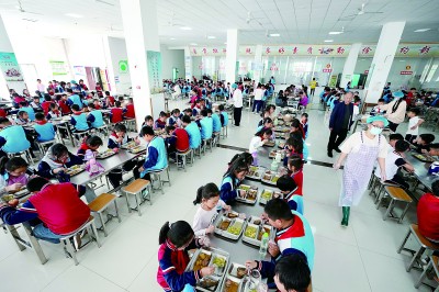 校餐桌 护佑一代成长麻将胡了网址守好一